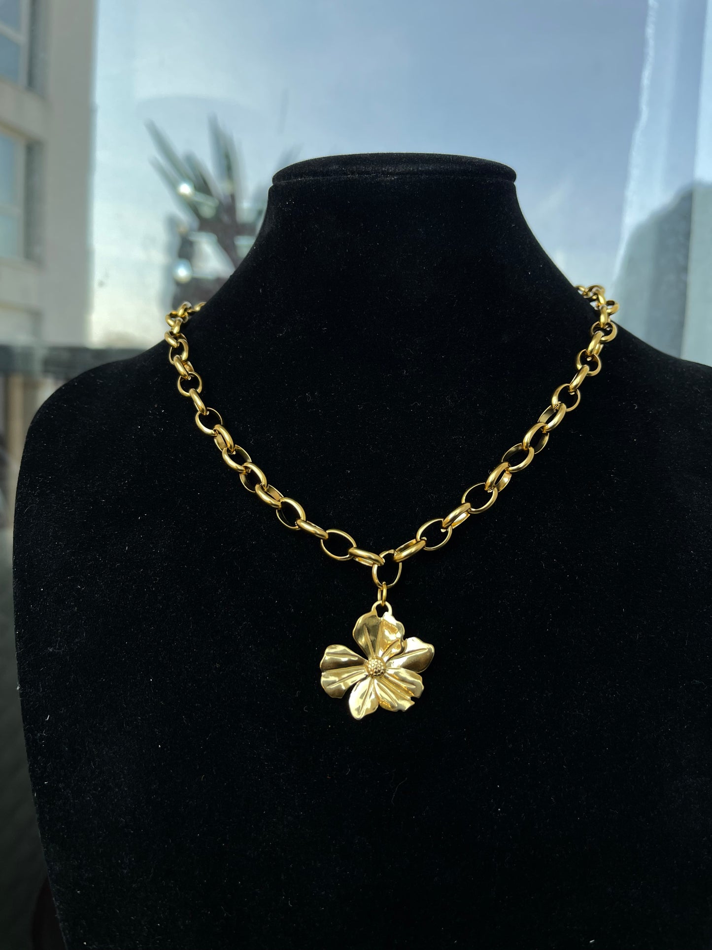 Collier fleur d'acier