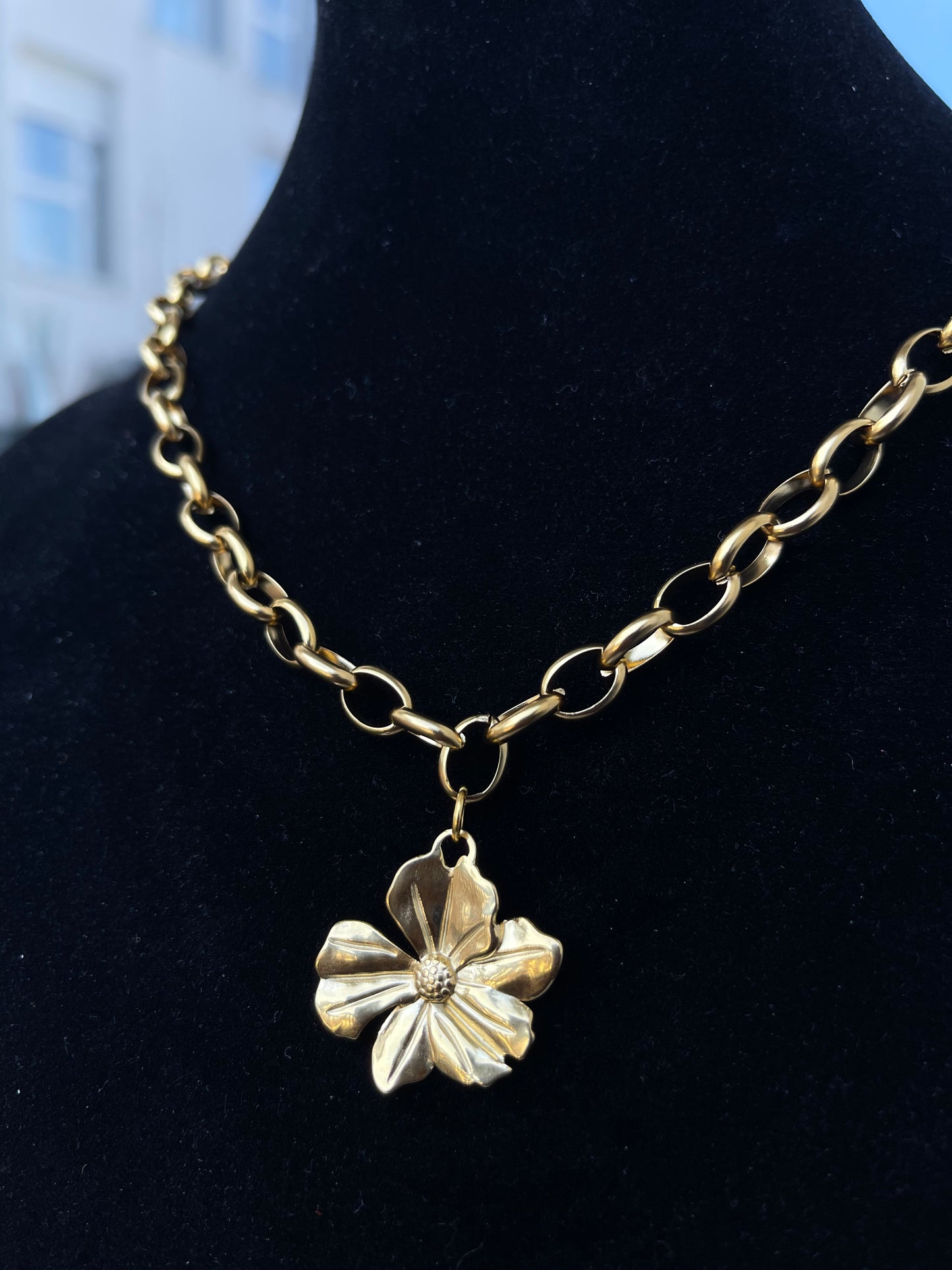 Collier fleur d'acier